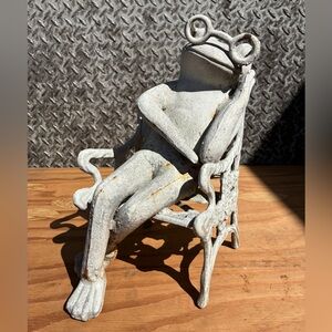 9 Pound Cast Iron Doorstop Frog w Glasses On Bench White Floral Garden Decor VTG